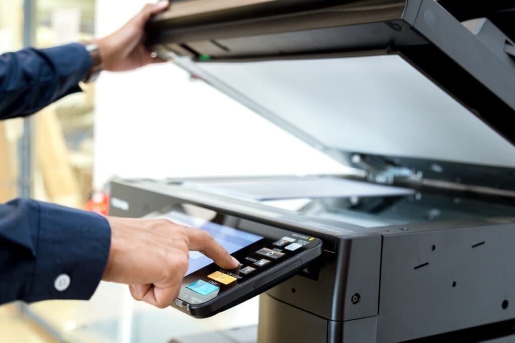 Impressora de escritório moderna em uma mesa